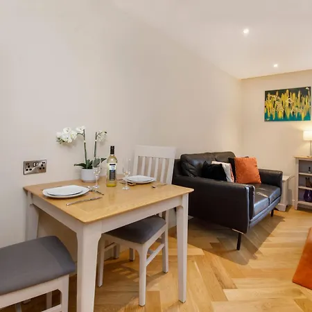 The Hudson 1 Bed Sleeps 2 *